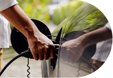 elektroauto laden - Ein Nutzer lädt sein E Auto